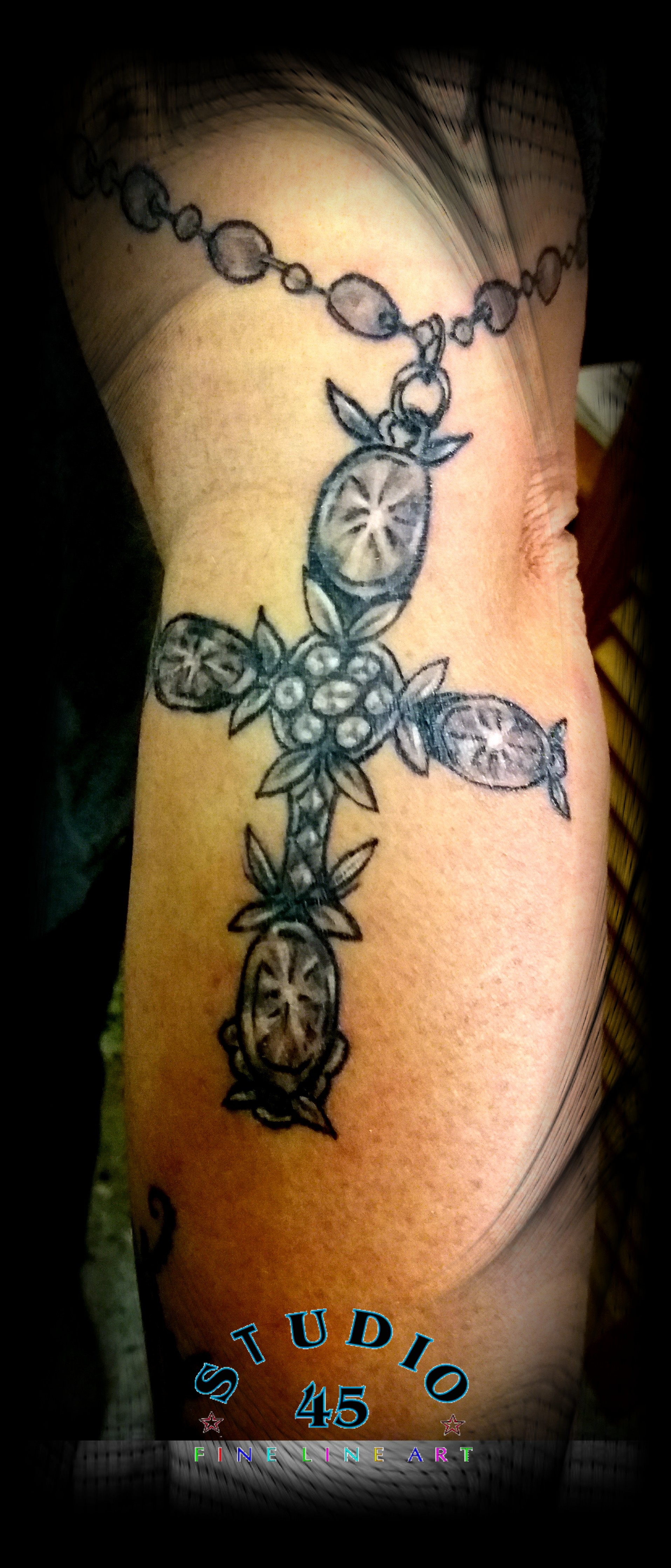 Glänzendes Silber Kreuz mit Rosenkranzkette Tattoo Recklinghausen STUDIO 45