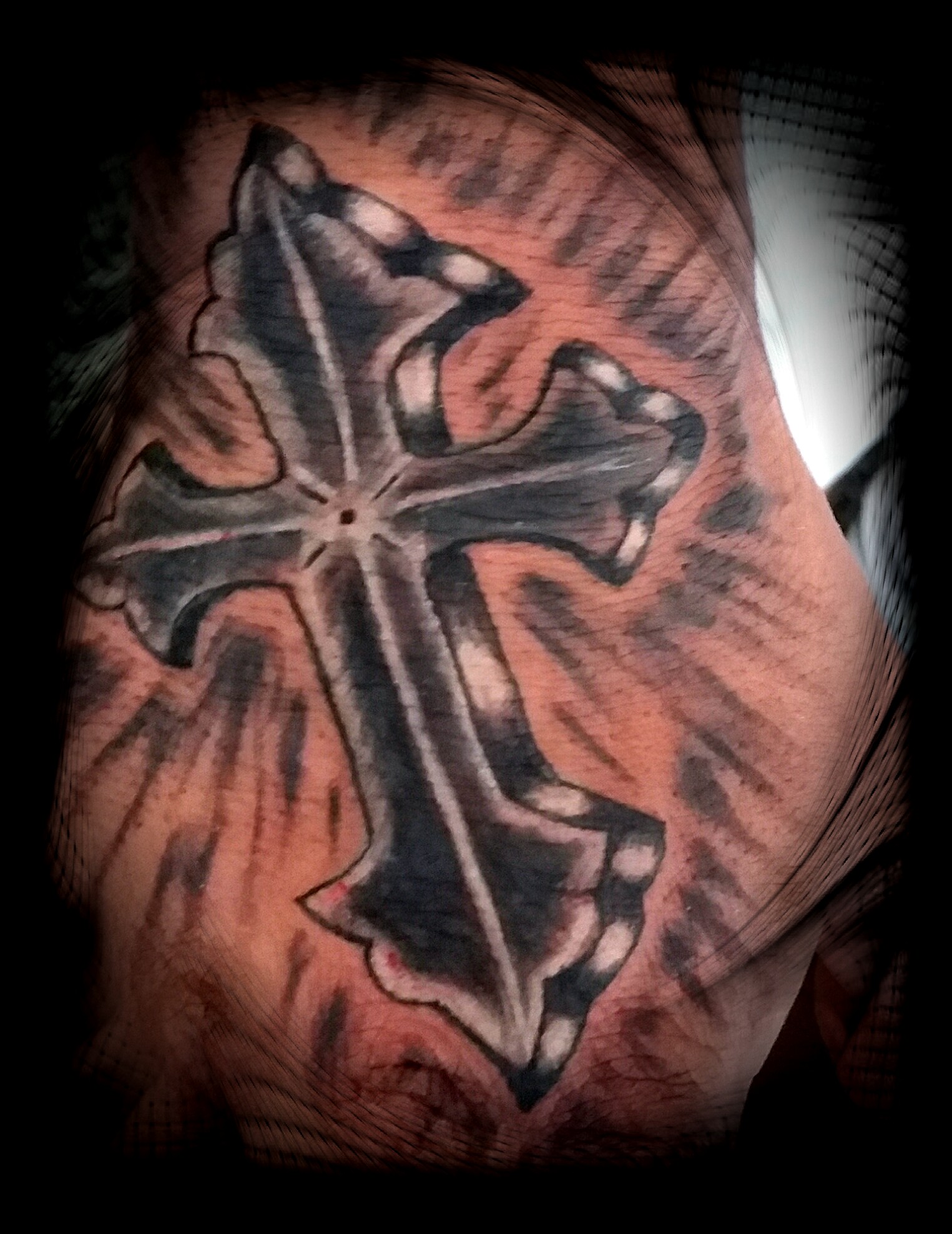 Kreuz mit Rosenkranzkette Hand Tattoo Black and Grey Recklinghausen STUDIO 45