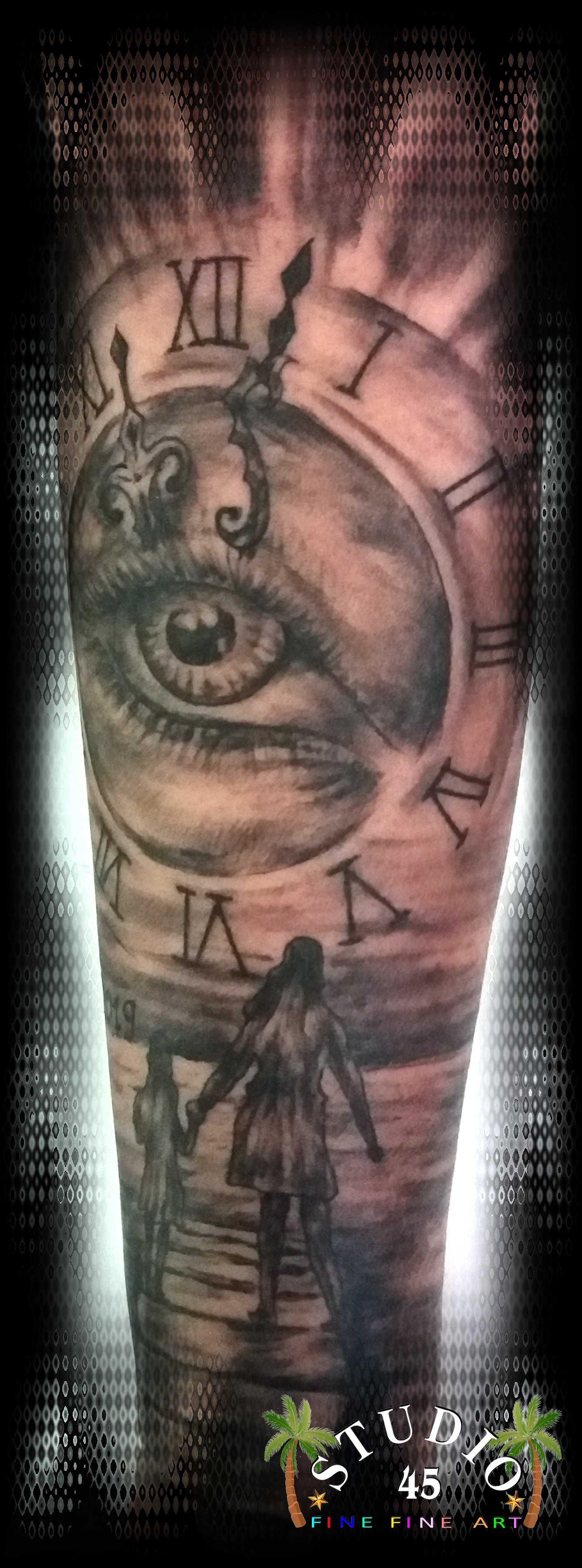 Mutterkind Tattoo Black and Grey Auge Uhr Recklinghausen STUDIO 45