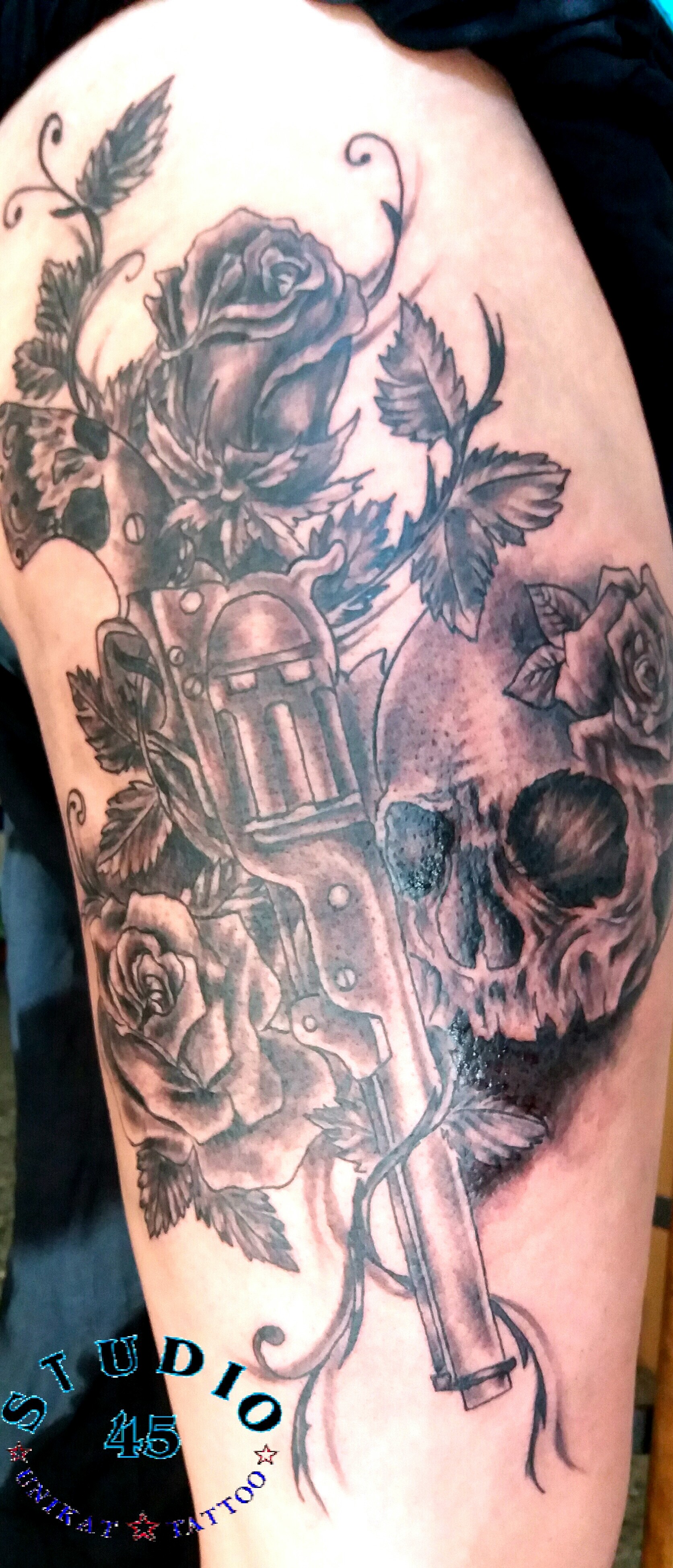 Skull Peacemaker Rose Tattoo Oberschenkel Black and Grey Recklinghausen STUDIO 45