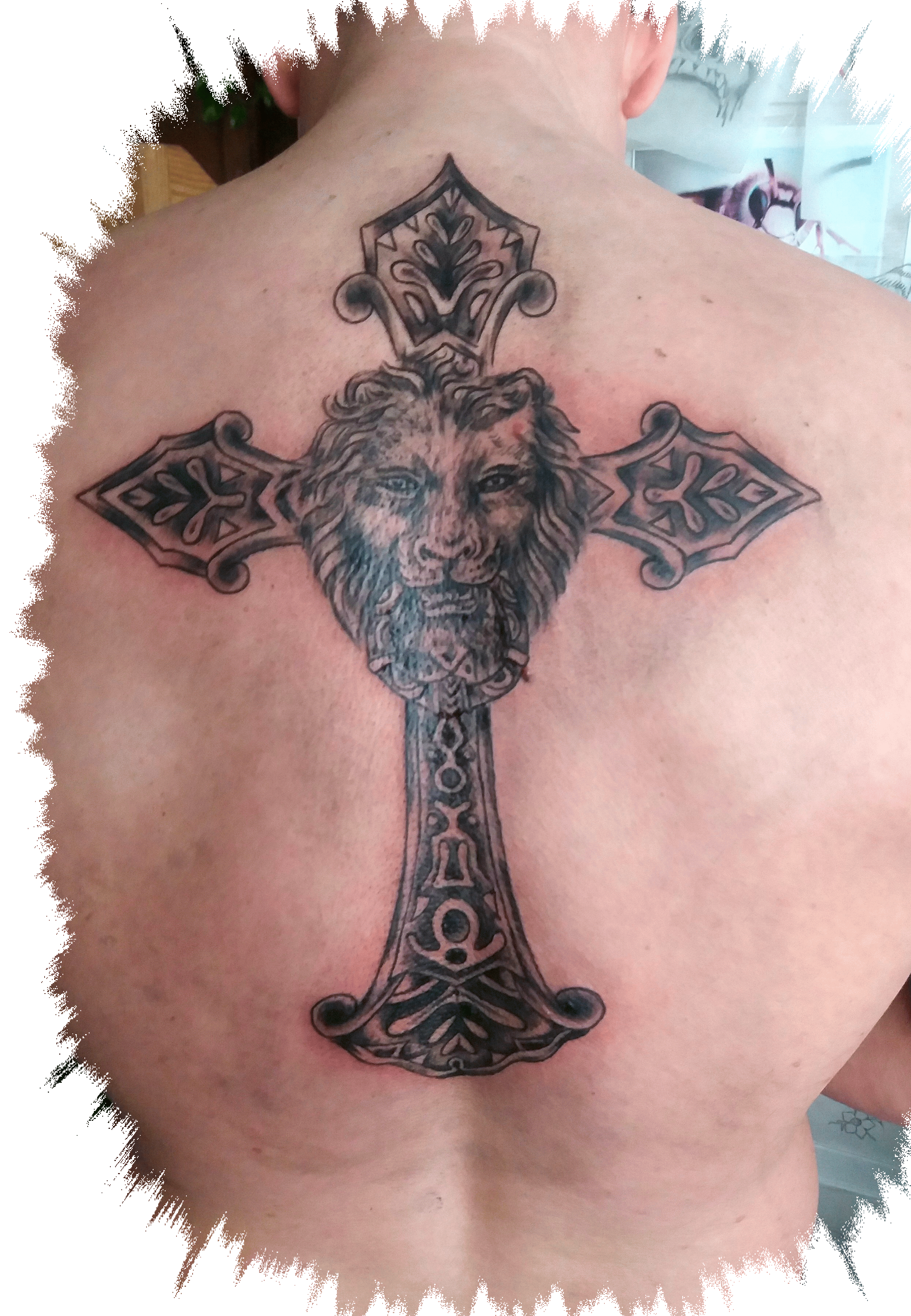 Großes verziertes Kreuz mit Löwenkopf Rückentattoo Jan Recklinghausen STUDIO 45