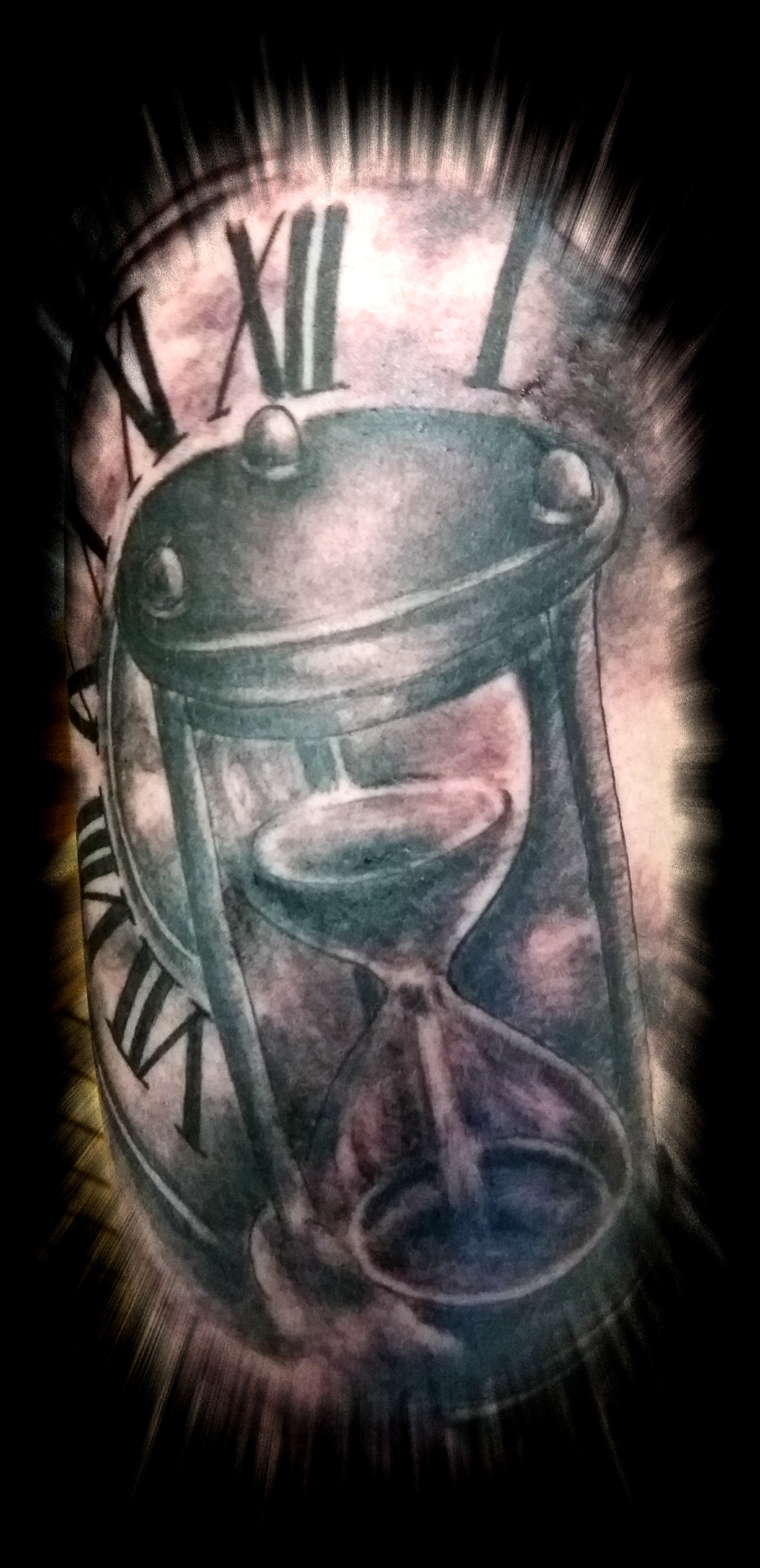 Detailreiche Sanduhr Realismus Tattoo Recklinghausen STUDIO 45